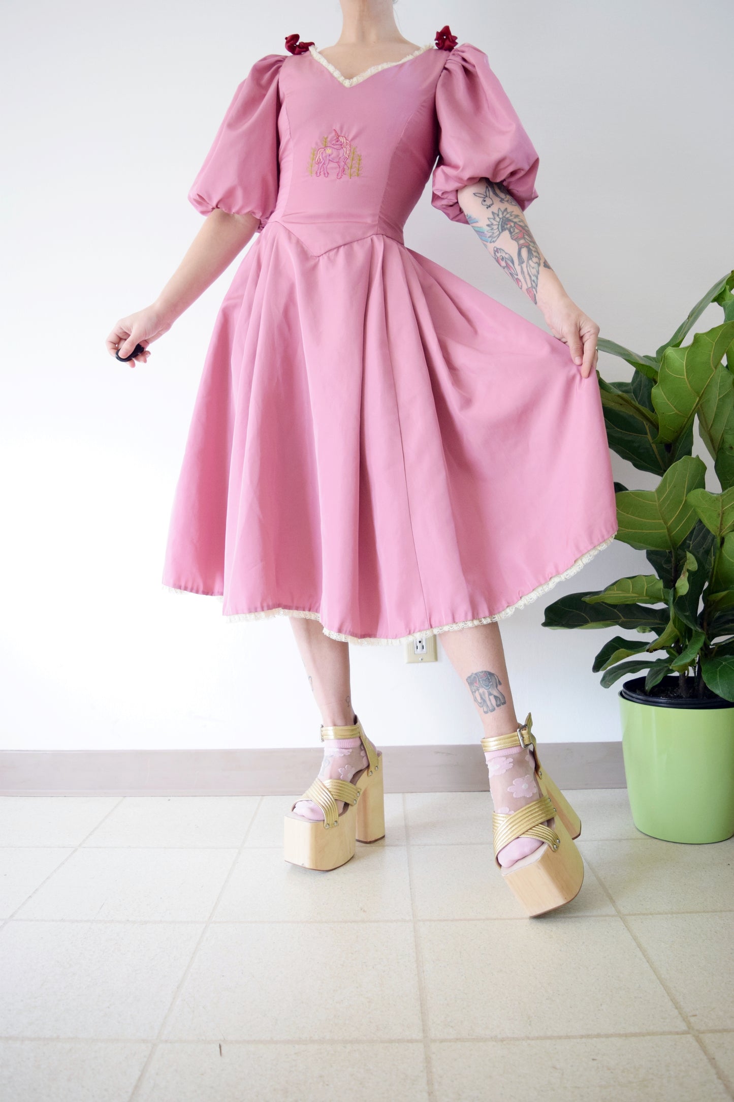 70s PERIWINKLE EMBROIDERED MIDI - SMALL