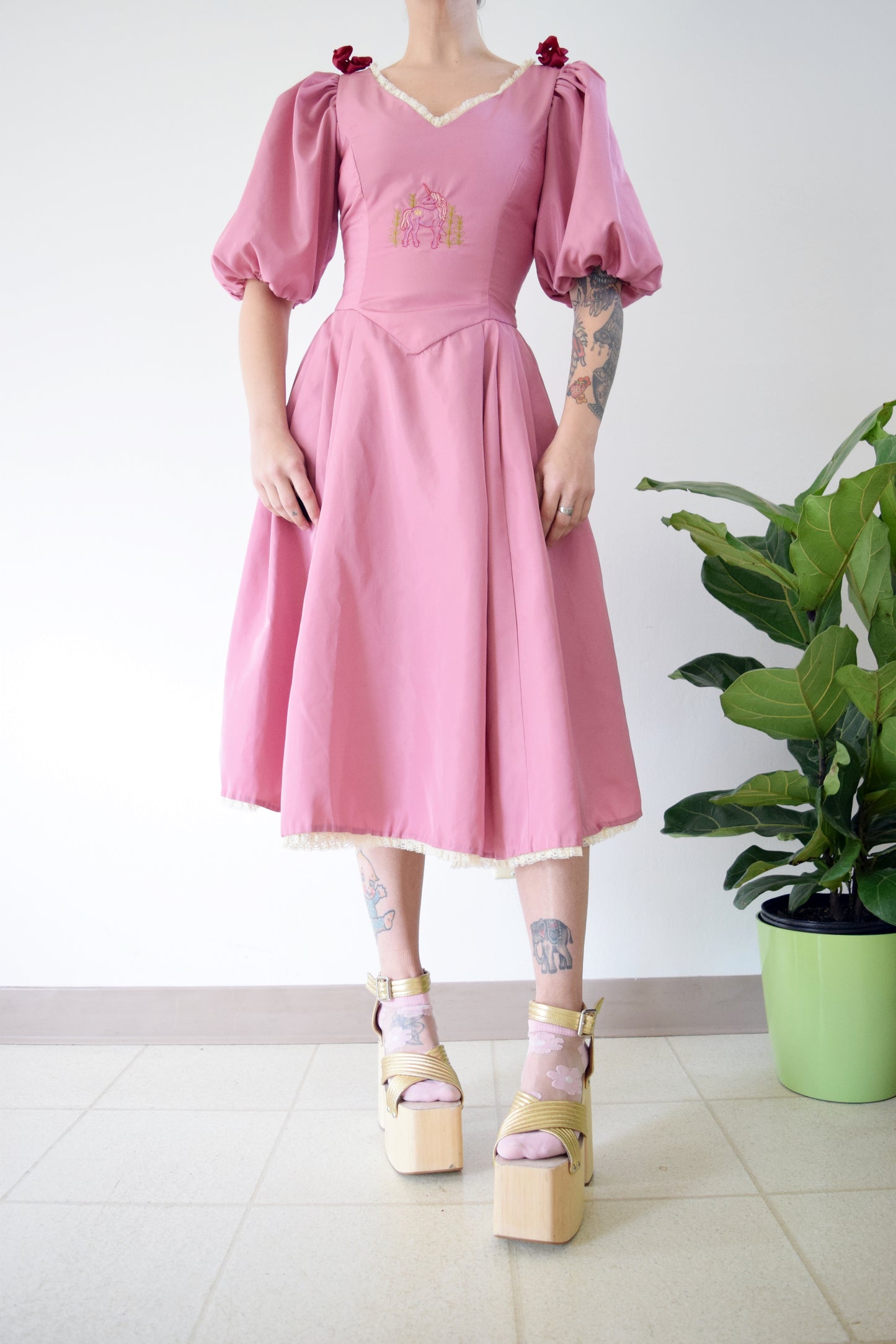 70s PERIWINKLE EMBROIDERED MIDI - SMALL