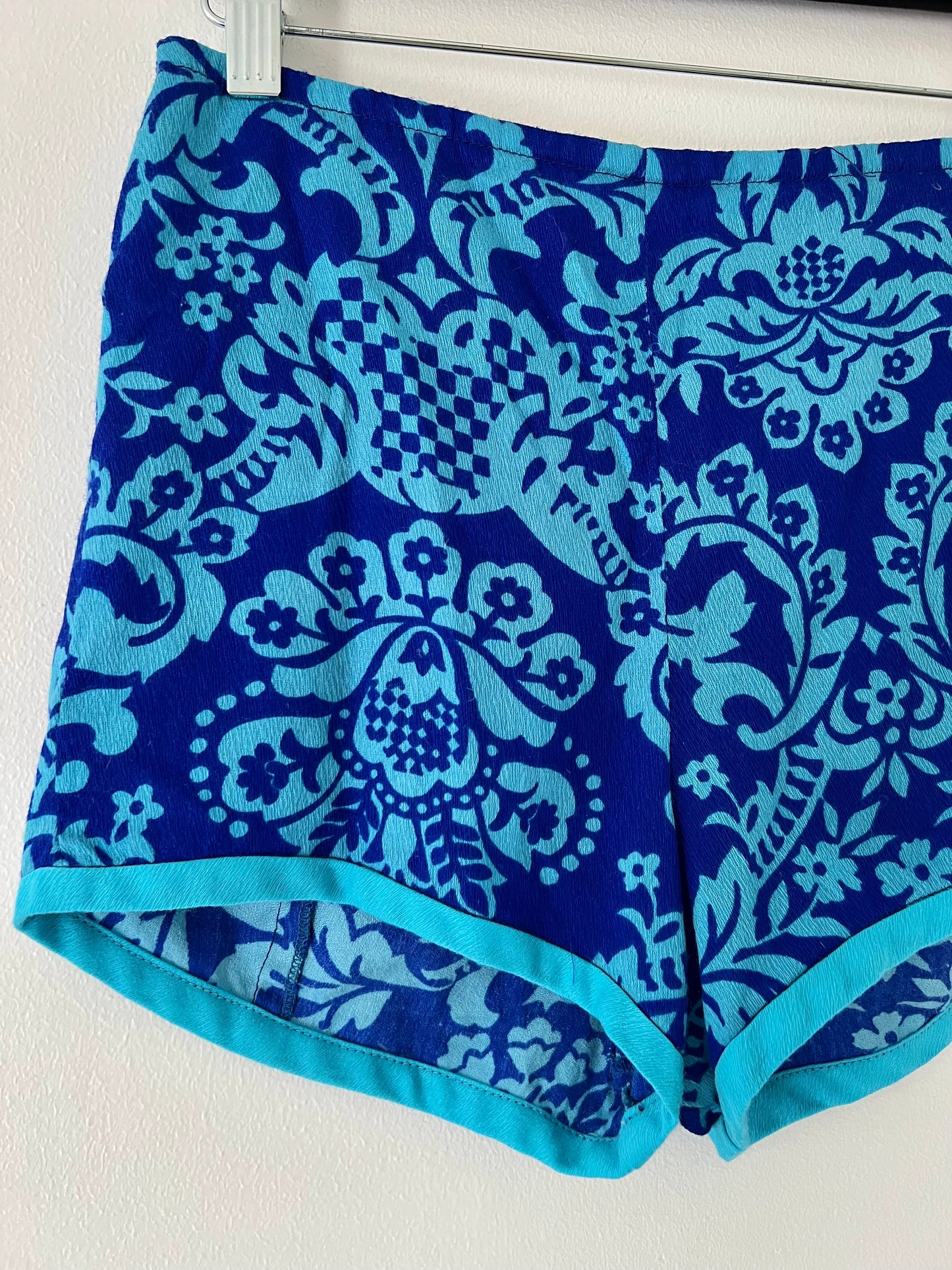 60s psychedelic floral hotpants - small
