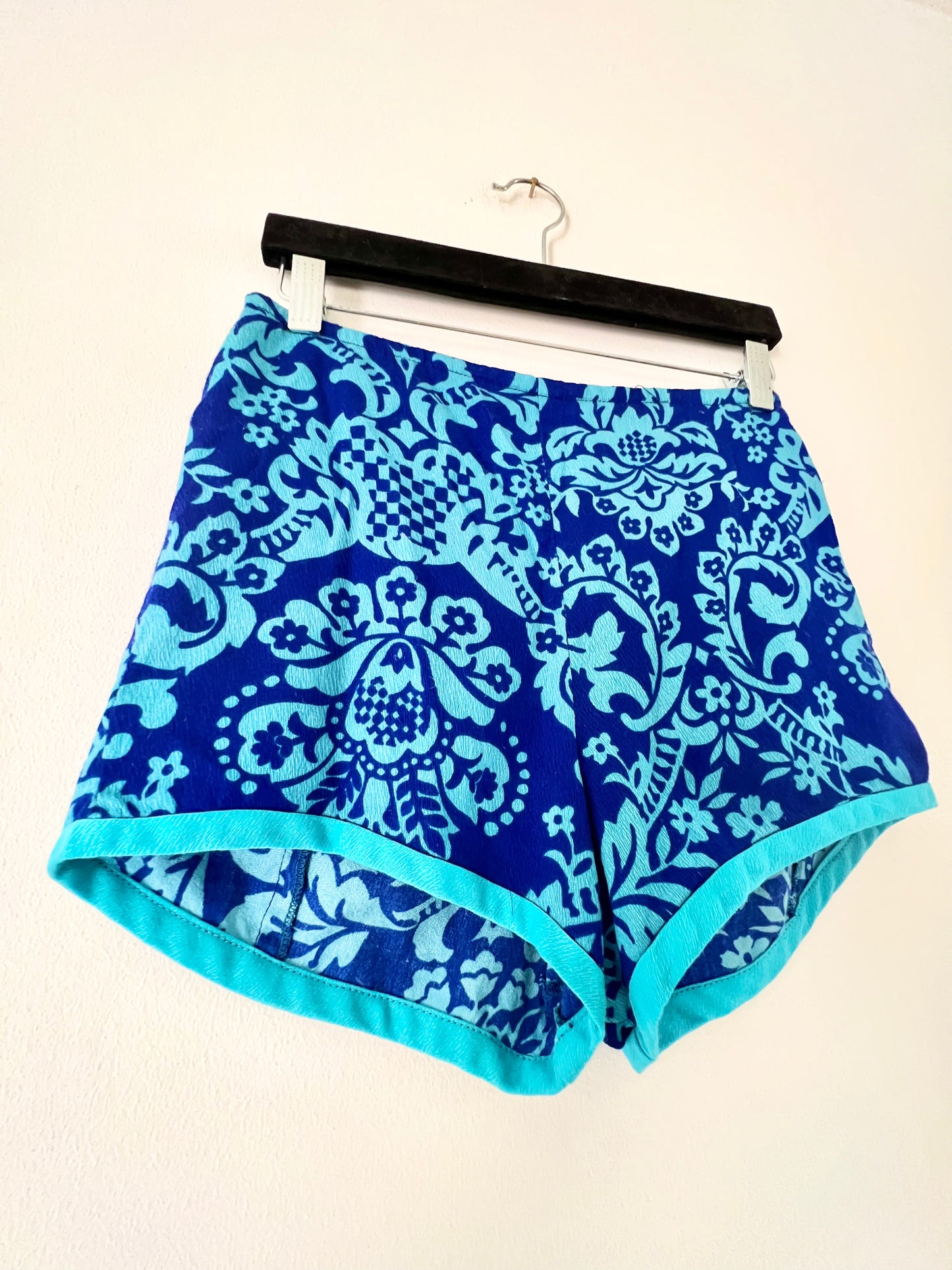 60s psychedelic floral hotpants - small